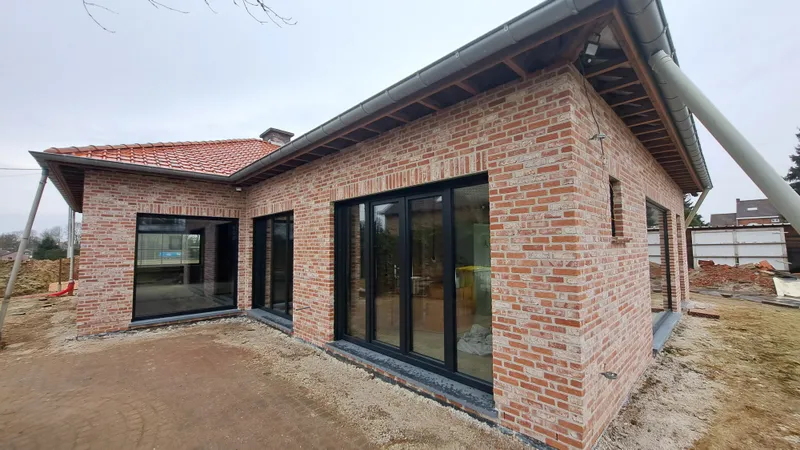 Na de voegwerken in Rotselaar, strak afgewerkte gevel met gebroken witte voegen en landelijke uitstraling.