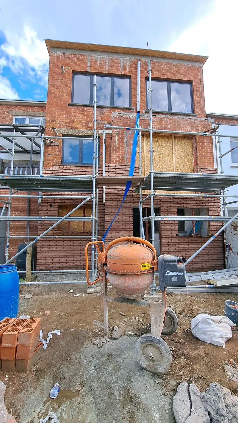 Tijdens de metselwerken in Tremelo, opbouw van scheidingsmuren met Rosado gevelsteen.
