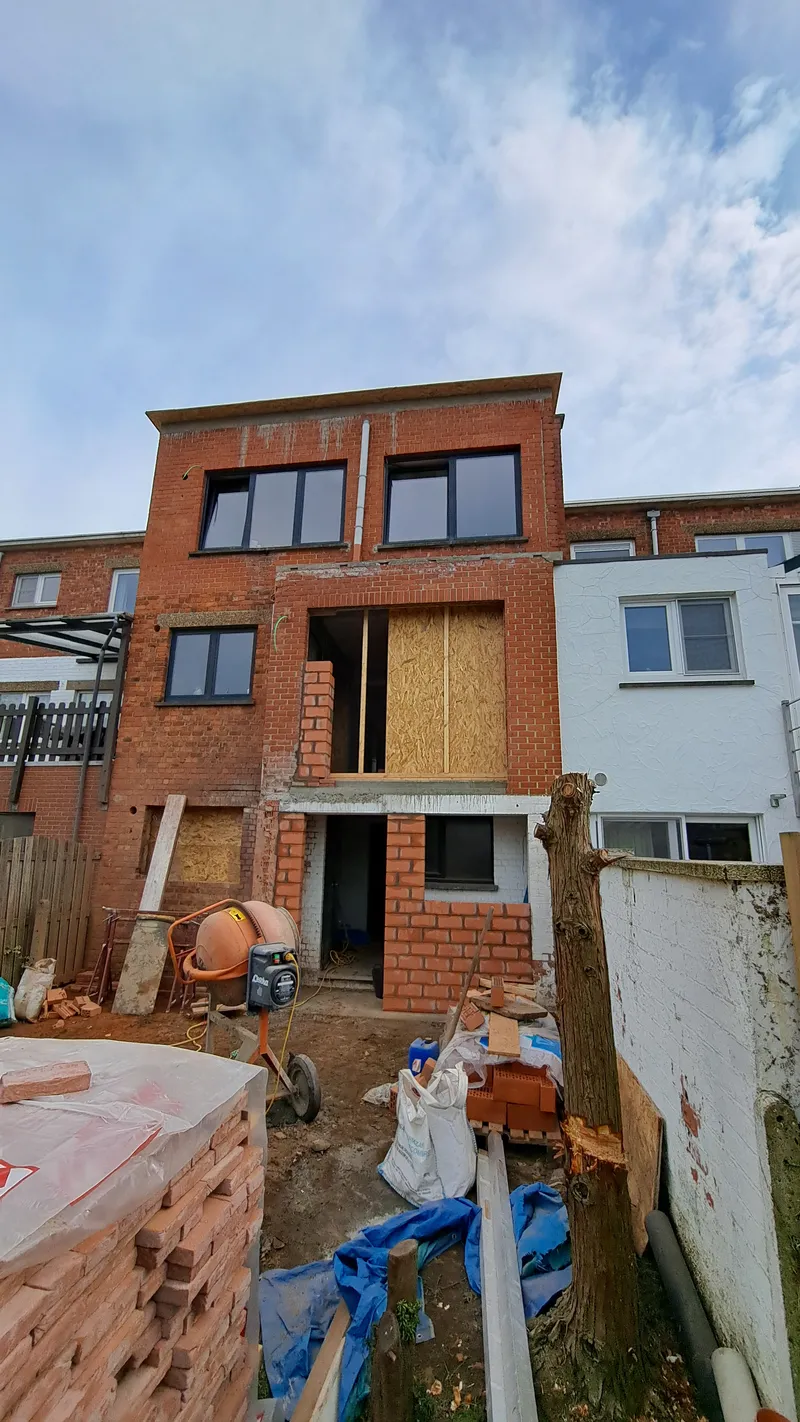 Voor de metselwerken in Tremelo, zonder scheidingsmuur en met beperkte privacy.