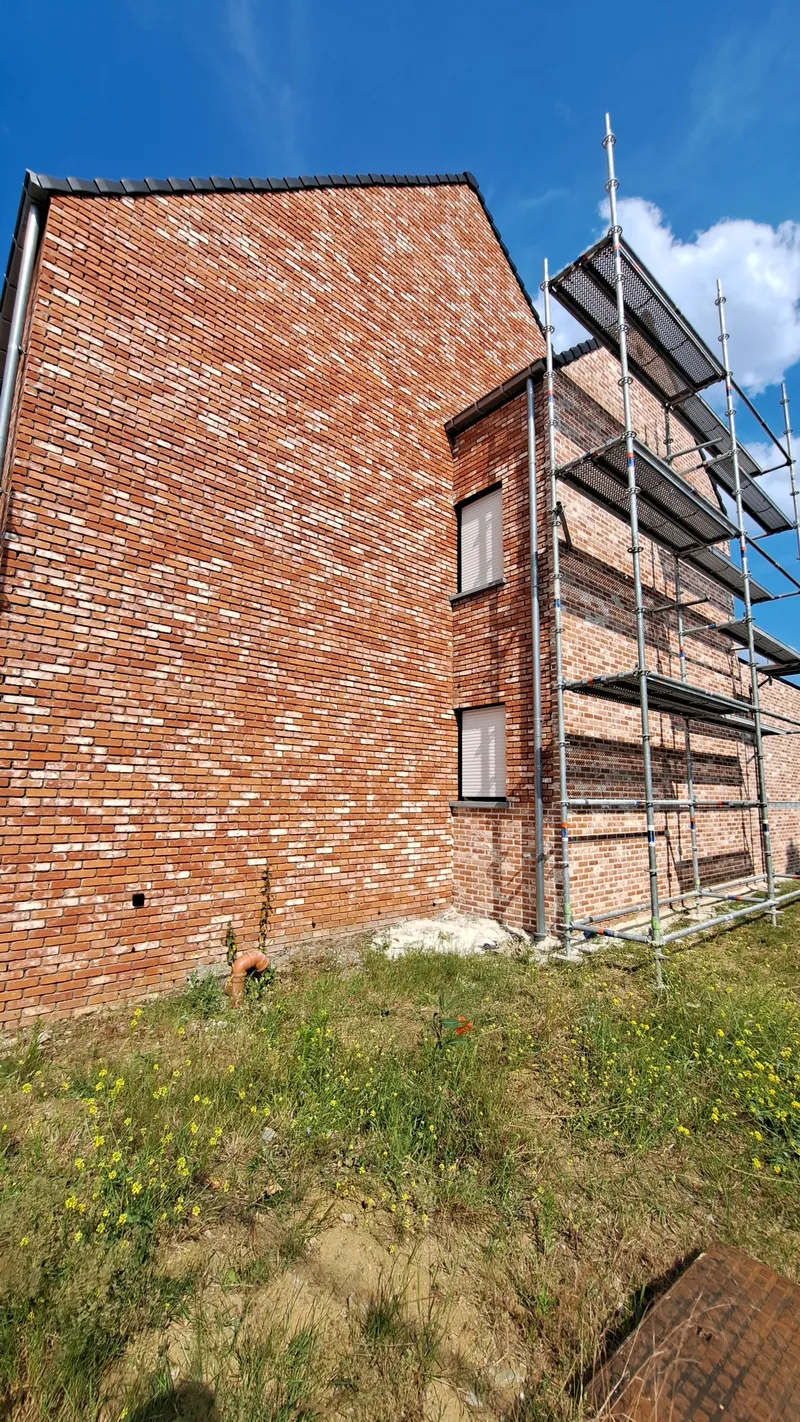 Voor de voegwerken in Putte, met de nieuwe gevelsteen nog zonder voegen.