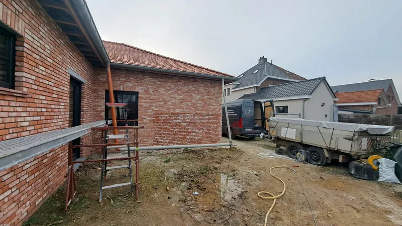 Tijdens de voegwerken in Rotselaar, het aanbrengen van gebroken witte voegen voor een warme afwerking.