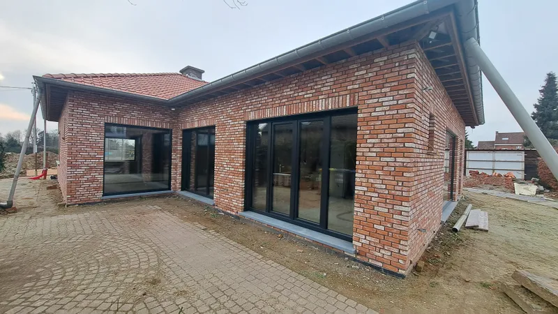 Voor de voegwerken in Rotselaar, met de nieuwe gevelsteen nog zonder voegen.